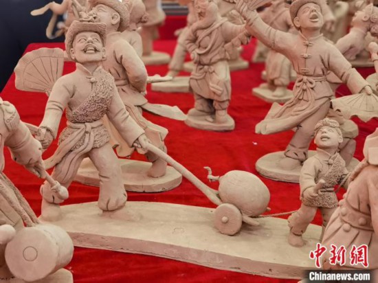 2022年6月8日，由甘肅省臨夏州泥塑非遺傳承人常天平制作巨幅泥塑群雕在張掖展出。(資料圖) 閆姣 攝