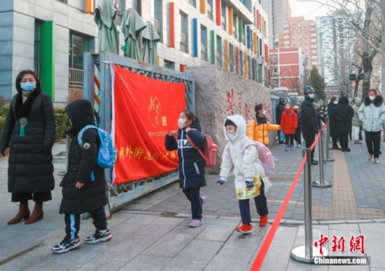 2月13日，北京市朝阳区芳草地国际学校，学生们走进校园。当日，北京市160余万中小学生重返校园，迎来新学期。<a target='_blank'  data-cke-saved-href='/' href='/'><p  align=