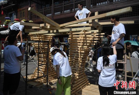 重庆大学开启第十届建造季学生8小时搭建奇幻建筑