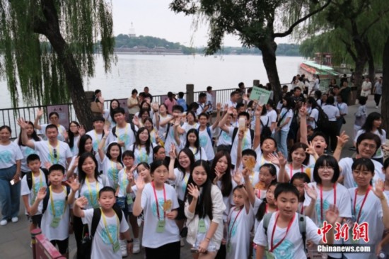 8月7日，2023海外华裔青少年夏季研学营的学员们走进北海公园，看川剧变脸，听传统乐曲，赏民族舞蹈……近距离感受中华文化的魅力。图为小学员参观北海公园。李太源 摄