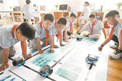 圖為中關村第三小學雄安校區編程社團的學生檢驗機器人的編程效果。新華社記者 李鑫攝