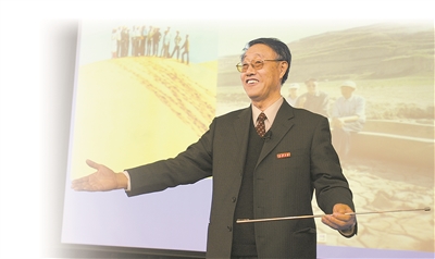 2005年，李佩成院士在国际会议上作报告。长安大学供图