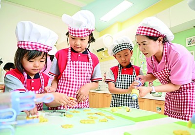 在天津市和平区第五幼儿园，小一又友在服务阐述系列看成上体验面点制作。 新华社记者 赵子硕摄