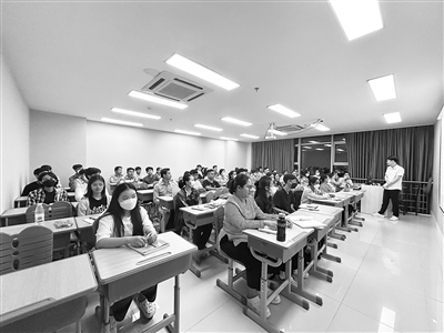 柬華應用科技大學是南京工業職業技術大學與柬埔寨柬華理事總會合作共建的中國職業教育第一所海外應用技術大學。圖為柬華應用科技大學課堂。 受訪單位供圖