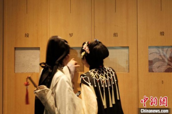 身著漢服的年輕人在中國絲綢博物館裡看展。毛瑜 攝