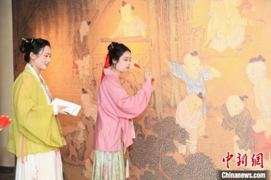 身穿漢服的年輕人參與體驗活動。中國絲綢博物館 供圖