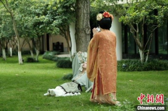 漢服愛好者在中國絲綢博物館裡拍攝照片。毛瑜 攝