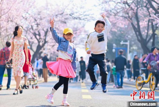 4月21日，游客在吉林大學南嶺校區游玩。吉林大學供圖