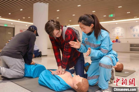 5月9日，工作人員指導留學生學習心肺復蘇。張鷹 攝
