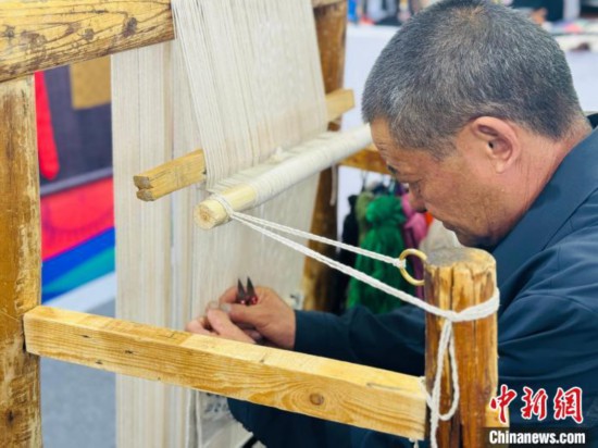 圖為國家鄉村工匠名師現場編織藏毯。中新網記者 孫睿 攝