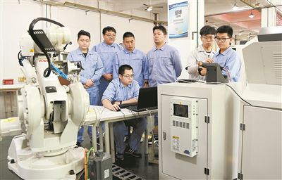西安技师学院数控技术专业学生在学习操控数控机床。新华社记者 刘潇摄