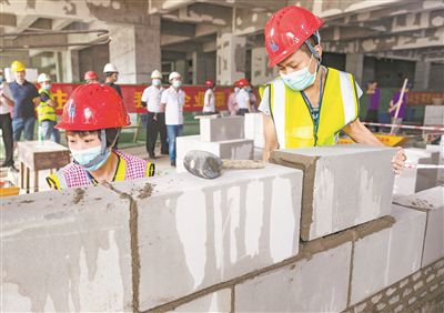 在湖北省秭归县举办的“云杰杯”建筑业职业技能竞赛上，工人参加内墙体砌筑作业技能比赛。新华社发（郑家裕摄）
