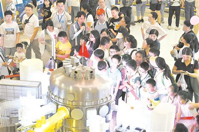 5月18日，在中國科學院合肥物質科學研究院等離子體物理研究所，市民參觀全超導托卡馬克核聚變實驗裝置（EAST）的模型。新華社記者 周牧攝