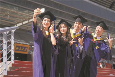 畢業生在北京大學研究生畢業典禮暨學位授予儀式結束后拍照留念。 新華社記者 任超攝