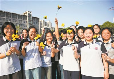 圖為江蘇省徐州市睢寧高級中學高三學生為自己加油。
