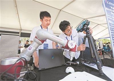 圖為參加“天開杯”創聚津門全國大學生智能科技創新創業挑戰賽的天津工業大學學生在調試參賽產品。
