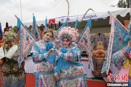 6月23日，俄羅斯留學生身著中國戲曲服裝與演員合影。中新社記者張瑋 攝