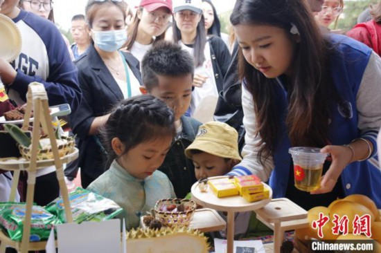 6月23日，越南留學生在國際文化節現場為小朋友制作美食。