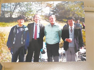 薛其坤（左一）在日本求學期間與導師櫻井教授合影。受訪者供圖