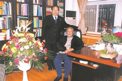 2001年2月，李德仁（左一）給導師王之卓拜年。