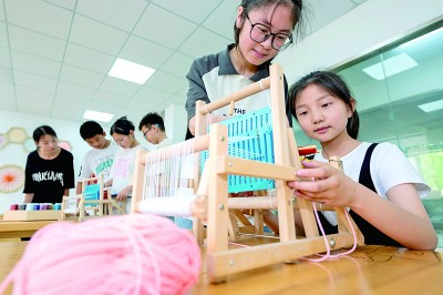 浙江湖州：暑托班孩子体验传统织布