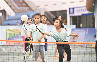 圖為小朋友們在參加網球課程的訓練。 新華社記者 王鵬攝