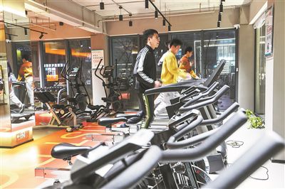 年輕人在江蘇省一人才社區的健身房運動。 新華社記者 楊磊攝