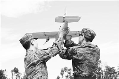 國防科技大學空天科學學院學員試飛固定翼無人機。 過斌攝
