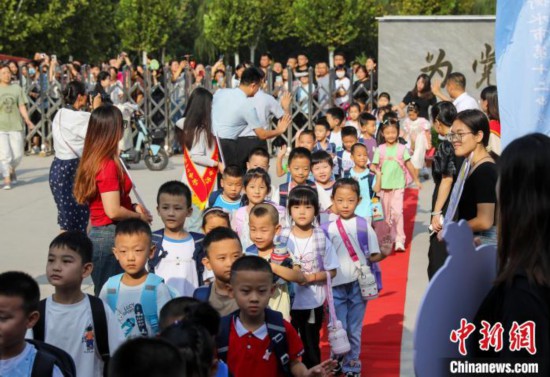 多彩开学季 河北衡水中小学“花式”迎新生