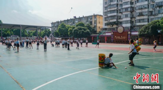 翠竹小学的学生在进行抛绣球运动。　欧惠兰 摄