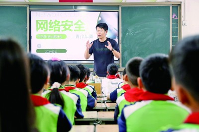 河南汝陽縣第二實驗小學的老師在給學生們普及網絡安全知識。 新華社發