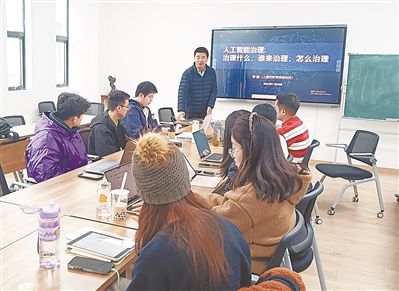 上海市科学学研究所研究员李辉为华东师范大学应用伦理专业研究生授课。受访者供图