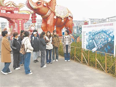 圖為南開大學“文旅融合創新與實踐”微專業學生正在調研。受訪者供圖