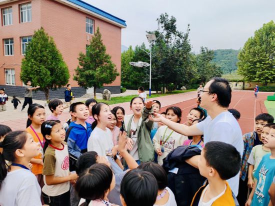 孩子们在操场和古道一齐试飞无东谈主机（沈怡辰 摄）