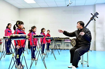 图为12月30日，在惠民县胡集镇第一小学，敦厚指引学生学习西河大饱读。新华社记者 郭绪雷摄