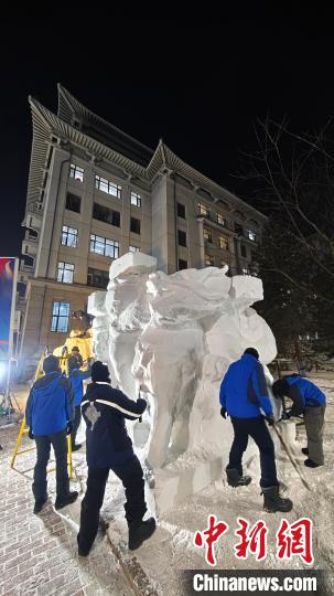 国际大学生雪雕大赛开铲 国内外64支队伍展开角逐