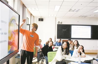 图为青海民族大学师范学院学生使用互动屏幕进行课堂交流。新华社记者 张龙摄