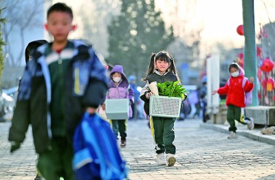 2月16日，宁夏银川市兴庆区实验二小学生走进校园。新华社记者 王鹏摄