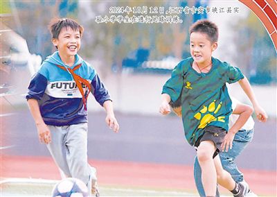 2024年10月12日，江西省吉安市峡江县实验小学学生在进行足球训练。