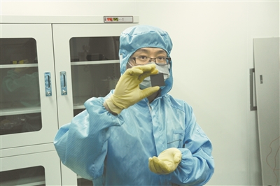 图为张臣正在展示“龙虾眼”望远镜镜片。 受访者供图