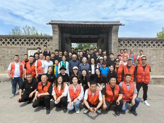 音樂劇《大釗先生》劇組與李樂群、張建國前往河北樂亭李大釗故居的合影
