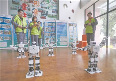 在嘉興市實驗小學科技城校區科創中心內，學生們在對智能機器人進行動作指令調試。新華社記者 徐昱攝