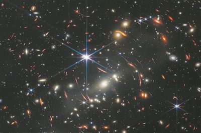 詹姆斯·韦布空间望远镜拍摄的包含数千个遥远星系的宇宙深场图像。图片来源：美国国家航空航天局