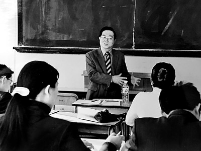 張晉藩為博士生授課。