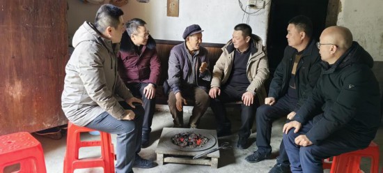 重庆工贸职业技术学院党委书记唐玉林（右3）赴巫溪县长桂乡调研乡村振兴工作。学校供图