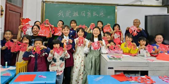 李志祥在长桂乡万古中心小学校开展“云端艺术课堂”。学校供图