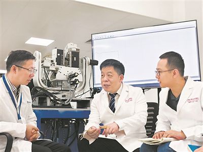 图为中南大学湘雅医院医学专家走进中国科学院宁波材料技术与工程研究所，探讨如何让机器人获得外科医生的“感知力”。受访单位供图