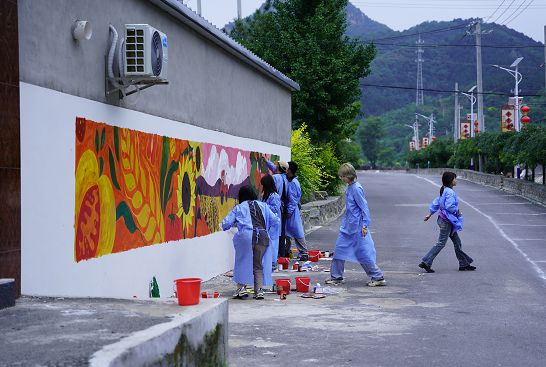 北京電影學院師生走進懷柔區長哨營滿族鄉大溝村助力新農村建設