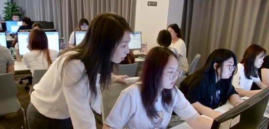 学校教师带领同学走进会计软件公司进行社会实践
