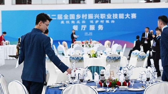 学校学子在第二届全国乡村振兴职业技能大赛餐厅服务赛项中获奖，这是学校同时也是北京市第一次在该赛项中获得奖项